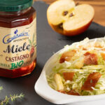 Vasetto di miele di castagno biologico Apicoltura Gardin con insalata di cavolo, speck e mela