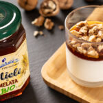 Vasetto di miele di melata Apicoltura Gardin con yogurt e noci