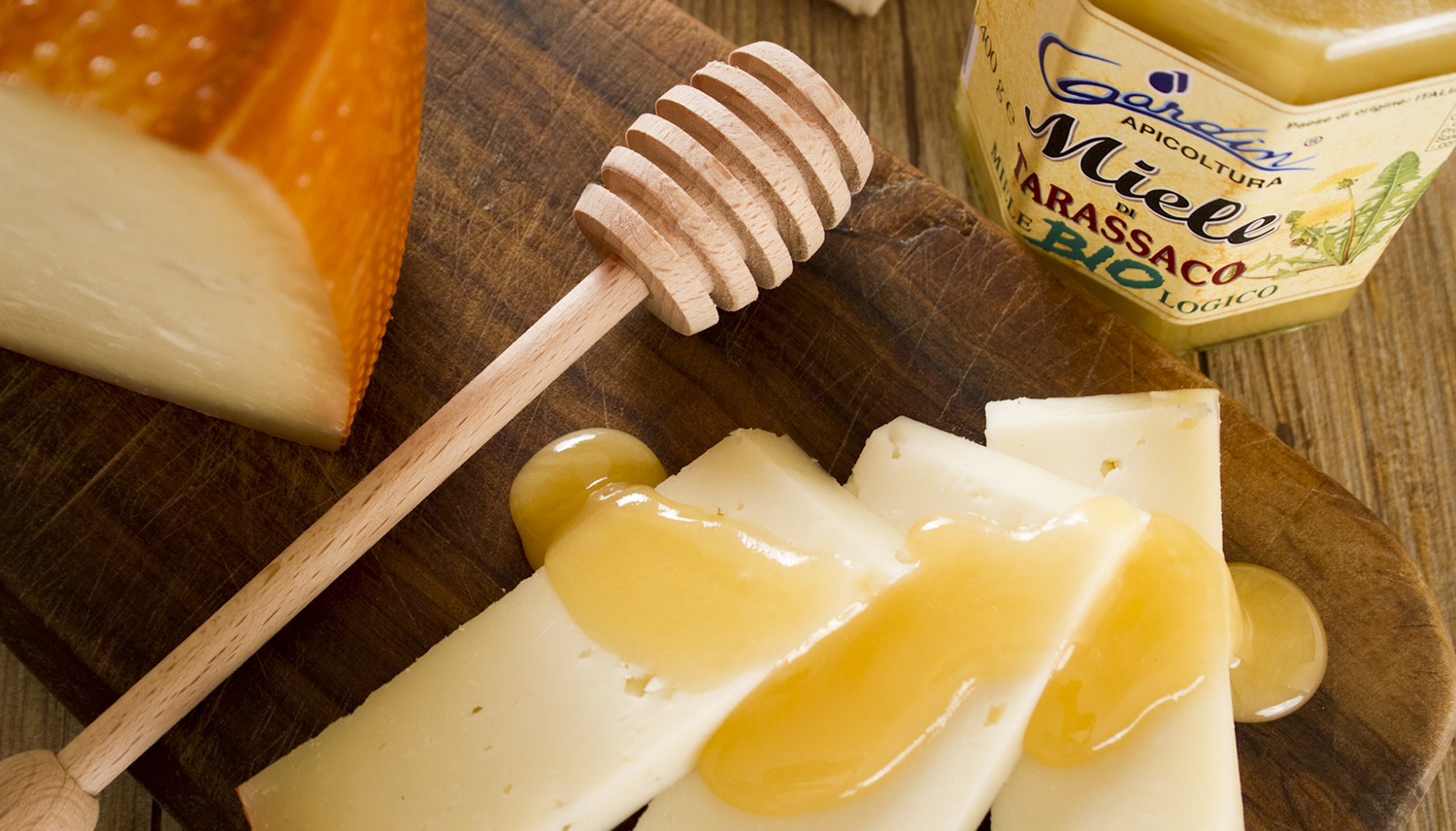 Formaggi con miele di tarassaco biologico Apicoltura Gardin su tagliere