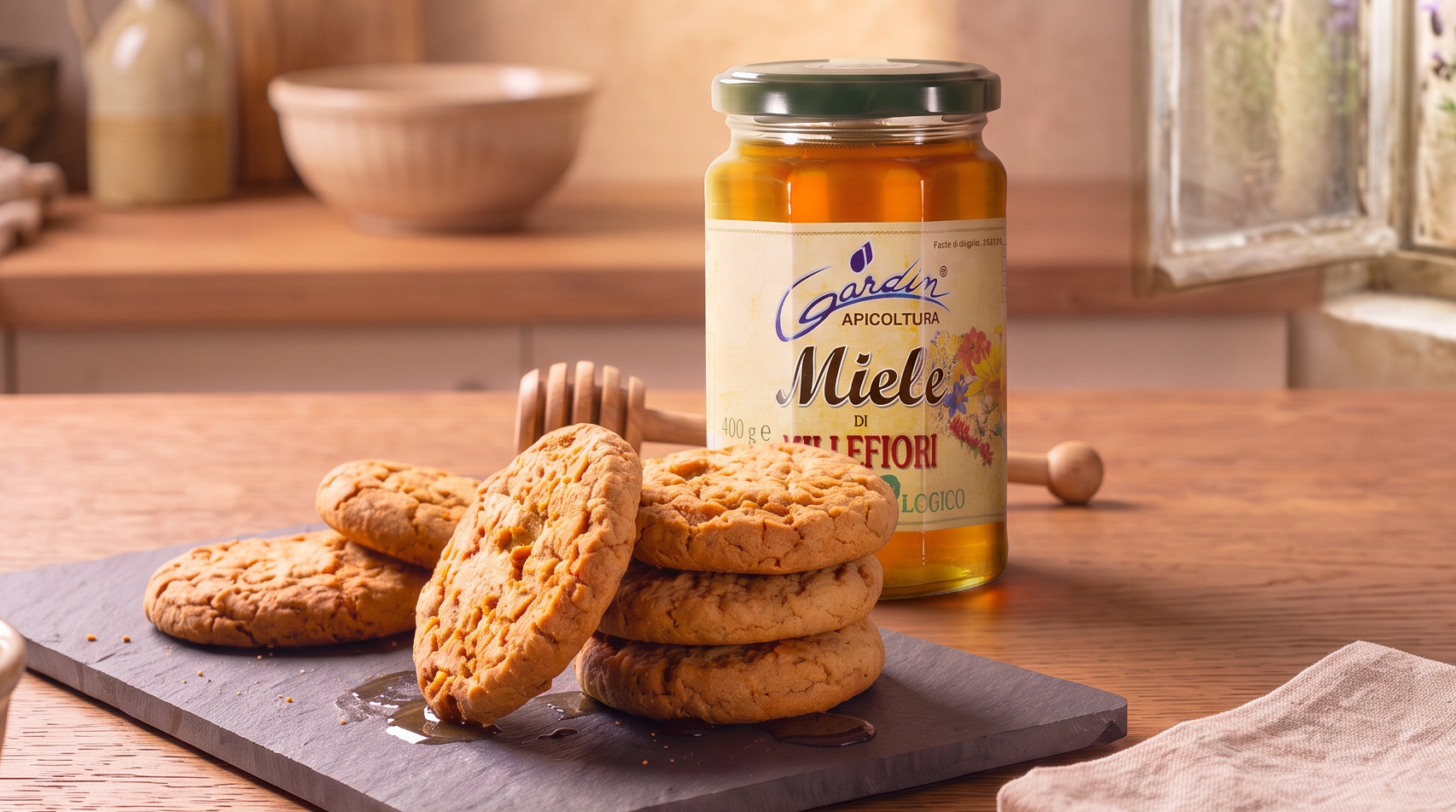 Biscotti dorati su un tagliere accanto al miele millefiori biologico Apicoltura Gardin